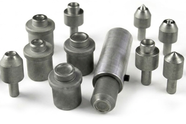 Utensili per rivettatura per pressa pneumatica art. PP per la lavorazione di rivetti a doppio cavo